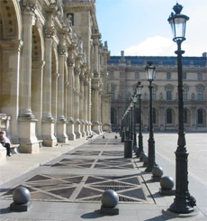 Louvre Courtyard : Gas street lamps